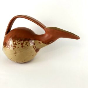 cruche en céramique ocre et rouge en forme d'oiseau
