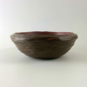 petite coupe en céramique rouge et noir