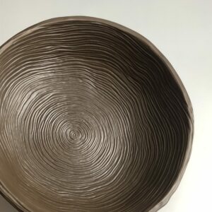 Coupe décorative en terre sigillée noire avec cercles gravés à la main.